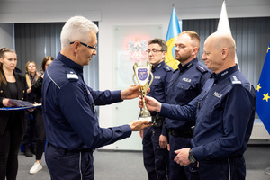 na zdjęciu komendant wojewódzki w trakcie wręczenia policjantom nagród