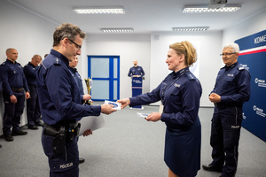 na zdjęciu policjantka w trakcie wręczania nagród