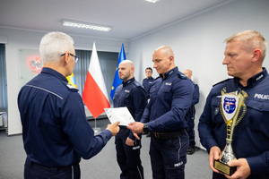 na zdjęciu komendant wojewódzki w trakcie wręczania nagród policjantom