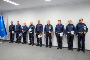 grupowe zdjęcie policjantów w trakcie rozdania nagród