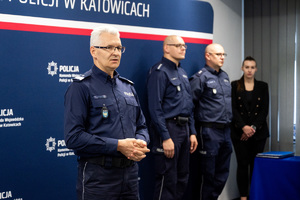 na zdjęciu komendant wojewódzki w towarzystwie innych oficerów