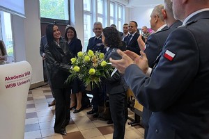 na zdjęciu przedstawiciele służ mundurowych wręczający kobiecie kwiaty