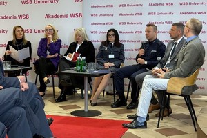 na zdjęciu prelegenci sympozjum siedzący na fotelach w półkolu