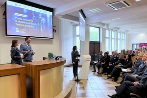 na zdjęciu prelegenci sympozjum i osoby na widowni