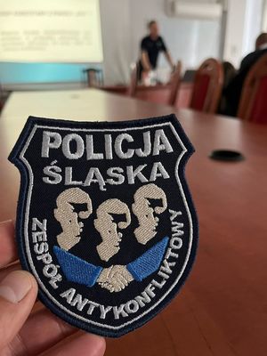 Na zdjęciu naszywka zespołu antykonfliktowego.