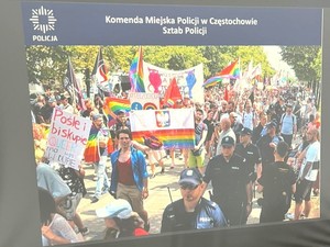 Na zdjęciu policjanci podczas zabezpieczenia manifestacji