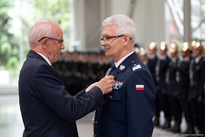 Komendant otrzymuje medal
