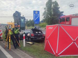 miejsce wypadku drogowego - na miejscu pracują służby