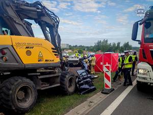 miejsce wypadku drogowego - na miejscu pracują służby