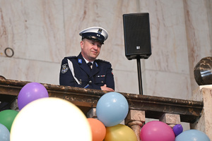 Zdjęcie przedstawia policjanta