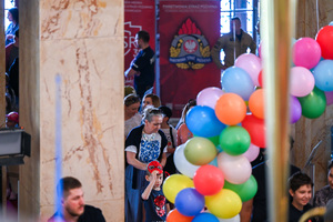 Zdjęcie przedstawia koronę z balonów