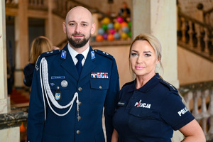 Zdjęcie przedstawia policjanta oraz policjantkę