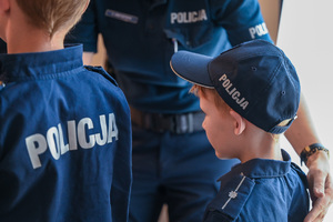 Zdjęcie przedstawia zdjęcie przedstawia chłopca przebranego za policjanta