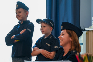 Zdjęcie przedstawia policjantkę oraz dwójkę dzieci