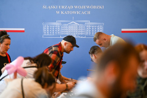 Zdjęcie przedstawia grupę osób