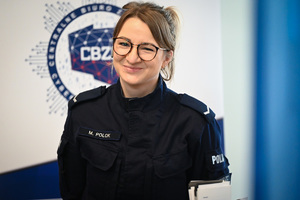 Zdjęcie przedstawia policjantkę