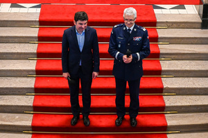 Zdjęcie przedstawia Komendanta Wojewódzkiego Policji wraz z mężczyzną