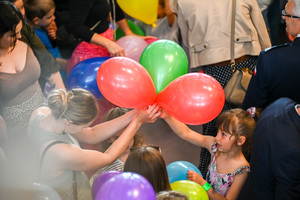 Zdjęcie przedstawia dzieci z balonikami