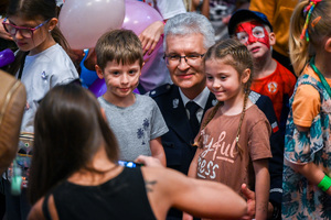 Zdjęcie przedstawia Komendanta Wojewódzkiego Policji wraz z dwójką dzieci