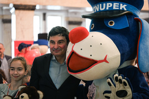 Zdjęcie przedstawia maskotkę Sznupka