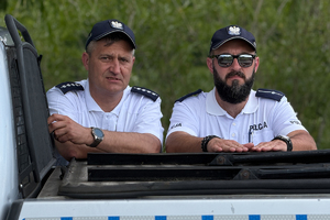 Zdjęcie przedstawia dwóch policjantów