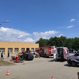 Zdjęcie przedstawia pojazdy służbowe