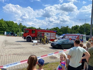 Zdjęcie przedstawia pojazdy służbowe