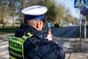 Policjant z miernikiem prędkości