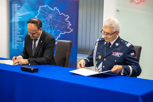 Komendant Wojewódzki Policji i Dyrektor Delegatury Centralnego Biura Antykorupcyjnego w Katowicach w trakcie podpisywania porozumienia