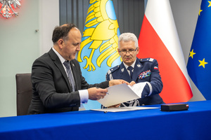 Komendant Wojewódzki Policji i Dyrektor Delegatury Centralnego Biura Antykorupcyjnego w Katowicach w trakcie podpisywania porozumienia