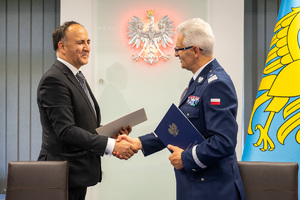 Komendant Wojewódzki Policji i Dyrektor Delegatury Centralnego Biura Antykorupcyjnego w Katowicach podający sobie ręce