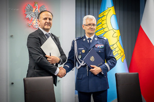 Komendant Wojewódzki Policji i Dyrektor Delegatury Centralnego Biura Antykorupcyjnego w Katowicach podający sobie ręce