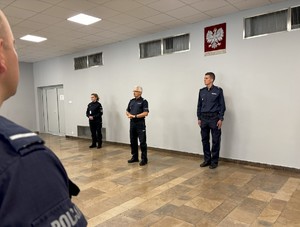 Komendant przemawiający do kursantów
