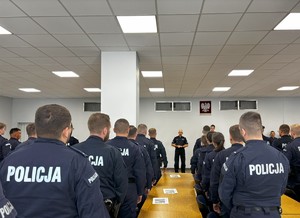 Komendant przemawiający do kursantów