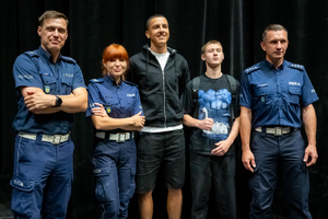 Zdjęcie przedstawia trzech policjantów  oraz dwóch chłopców