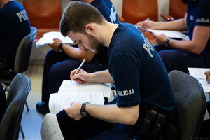 Policjant piszący test