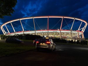 stadion wieczorem