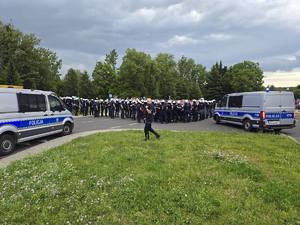 rejon stadionu przed meczem - policjanci zabezpieczają teren