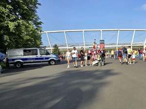 rejon stadionu przed meczem - policjanci zabezpieczają teren