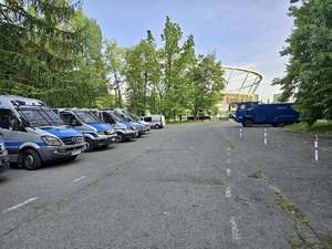 rejon stadionu przed meczem - policjanci zabezpieczają teren
