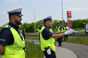 Zdjęcie przedstawia umundurowanych policjantów ruchu drogowego.