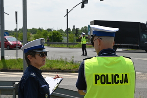 Zdjęcie przedstawia umundurowanego policjanta i umundurowaną policjantkę.