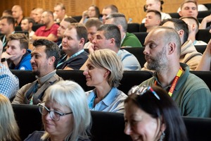 Zdjęcie przedstawia uczestników konferencji w Auli AWF Katowice.