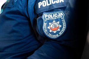 Zdjęcie przedstawia umundurowanie ćwiczebne wraz z naszywką.