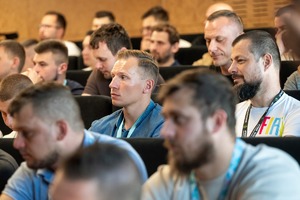Zdjęcie przedstawia uczestników konferencji siedzących w Auli.