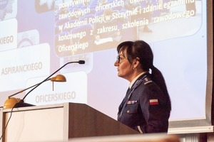 Zdjęcie przedstawia inspektor Sylwię Majewską-Mazepę podczas przemowy na Konferencji.