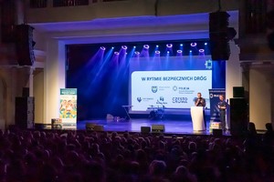 Zdjęcie przedstawia: policjantów przy mównicy podczas wydarzenia.