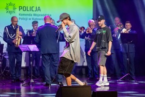 Zdjęcie przedstawia: muzyków na scenie.