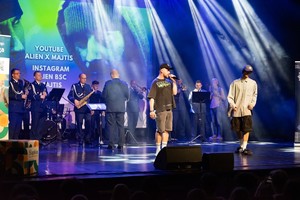 Zdjęcie przedstawia: muzyków na scenie.