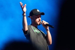 Zdjęcie przedstawia: muzyka podczas występu.